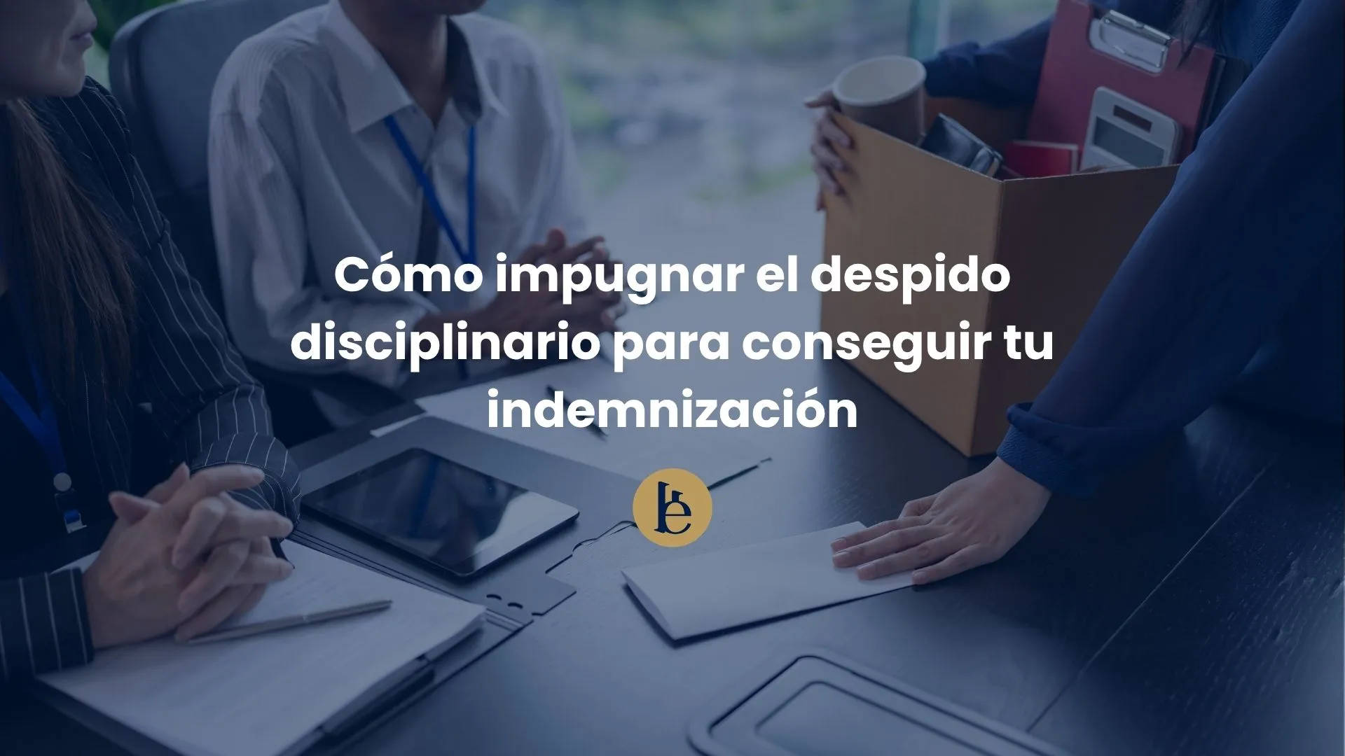 empleado y jefes en reunión para despido disciplinario